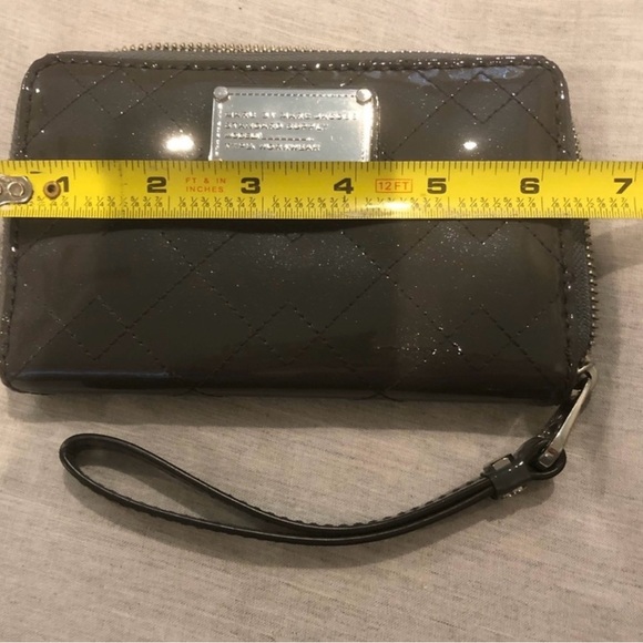 Marc by Marc Jacobs wallet Gray Patent great Condition - Picture 11 of 12